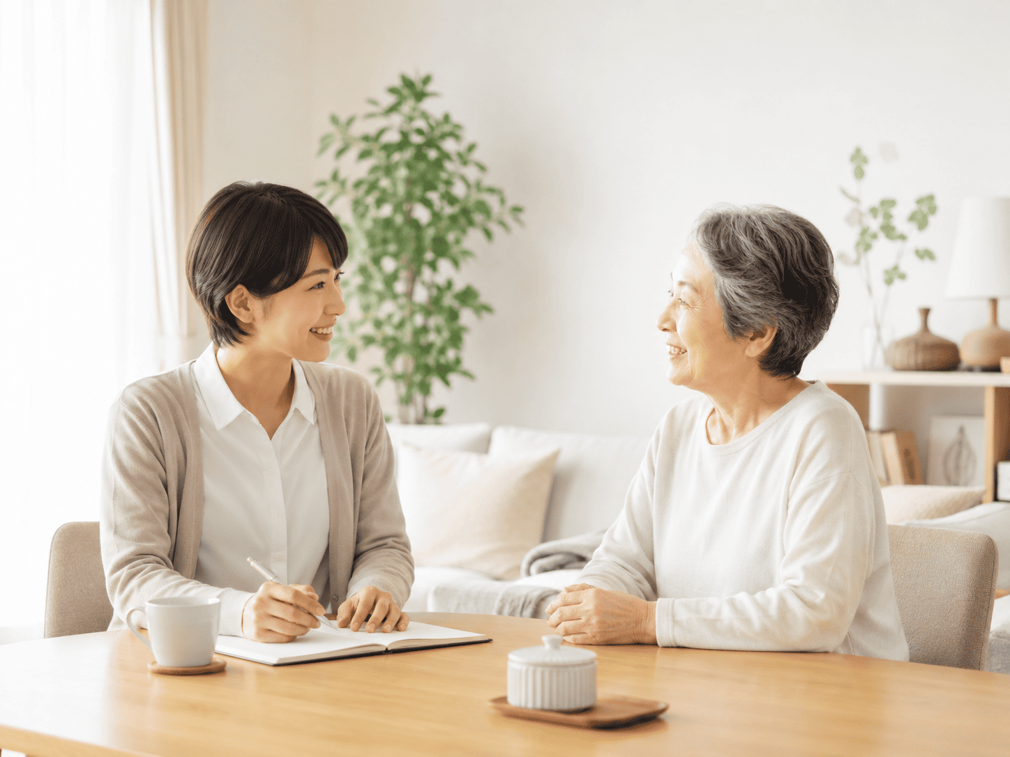 リビングでスタッフと穏やかにお話しするご利用者の方